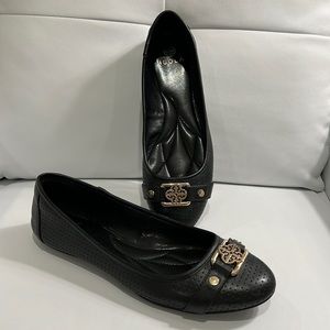 Classic black and gold leather Isola flats